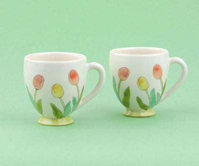 「色絵チューリップつゆくさマグカップ」2023年各幅10×奥行7.8×高8.5㎝