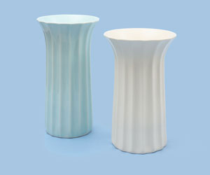 「線彫花器」2020年径13.8×高25.8㎝,径14.5×高23.5㎝