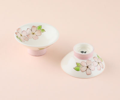 「色絵桜盃」2024年径8.9×高4.2㎝、径8.6×高4.0㎝