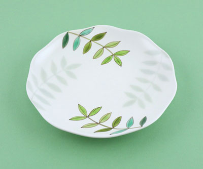 「色絵葉文皿」2025年径24.5×高3.5㎝