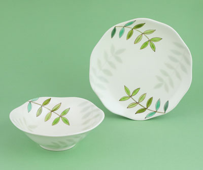 「色絵葉文鉢」2025年径20.5×高7㎝「色絵葉文皿」2025年径24.5×高3.5㎝