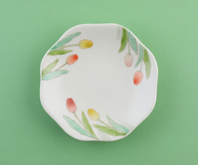 「色絵チューリップ菓子皿」2022年径18.5×高3.4㎝