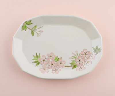 「色絵桜皿」2022年幅28.5×奥行20.5×高3㎝