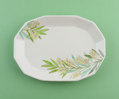 「色絵ミモザ皿」2022年幅28.5×奥行20.5×高3㎝