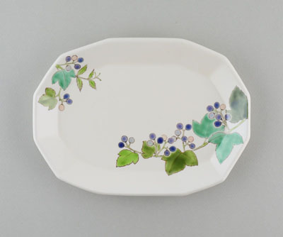 「色絵野葡萄皿」2022年幅28.5×奥行20.5×高3㎝