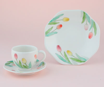 「色絵チューリップ菓子皿、カップ＆ソーサー」2022年径18.5×高3.4㎝、径13.5×高7.5㎝