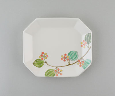 「色絵山帰来皿」2022年幅23.5×奥行21×高3㎝