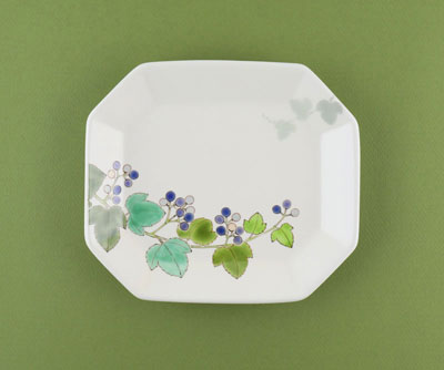 「色絵野葡萄皿」2022年幅23.5×奥行21×高3㎝