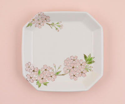「色絵桜四角隅切皿」2023年幅24×奥行24×高3.5㎝