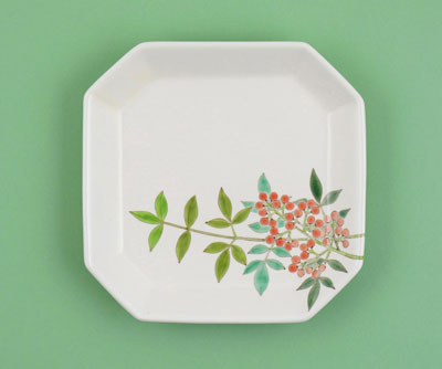 「色絵南天四角隅切皿」2023年幅24×奥行24×高3.5㎝