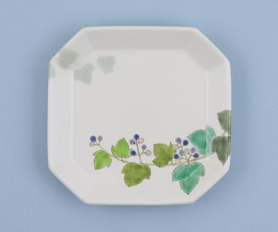 「色絵野葡萄四角隅切皿」2023年幅24×奥行24×高3.5㎝