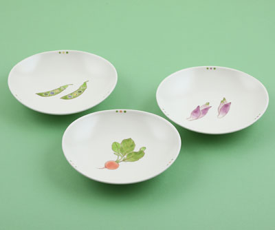 「色絵春野菜皿」2023年幅17×奥行15.5×高3.5㎝