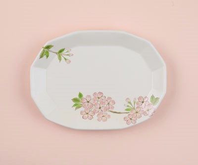 「色絵桜皿」2024年幅28.5×奥行20.5×高3㎝