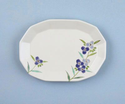 「色絵ムラサキつゆくさ皿」2024年幅28.5×奥行20.5×高3㎝