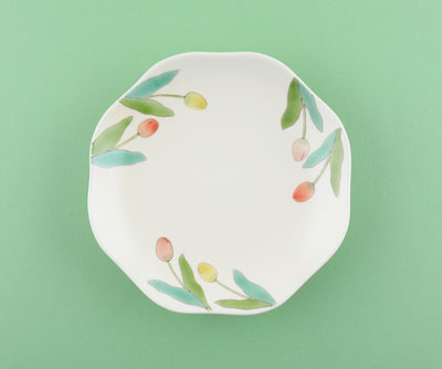 「色絵チューリップ中皿」2024年径22×高4㎝