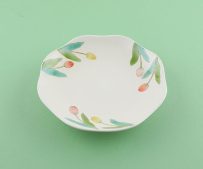 「色絵チューリップ中皿」2024年径22×高4㎝