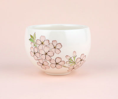 「色絵桜茶碗」2025年径12.6×高8.9㎝