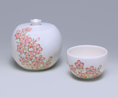 「色絵撫子水指」2025年径17×高16㎝「色絵撫子茶碗」2025年径12.5×高8.5㎝