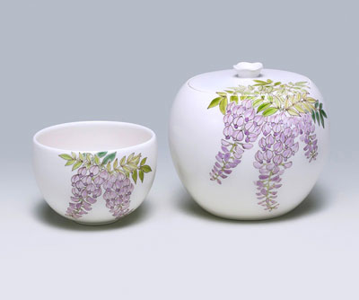 「色絵山藤水指」2025年径16.5×高15.5㎝「色絵山藤茶碗」2025年径12.5×高8.7㎝